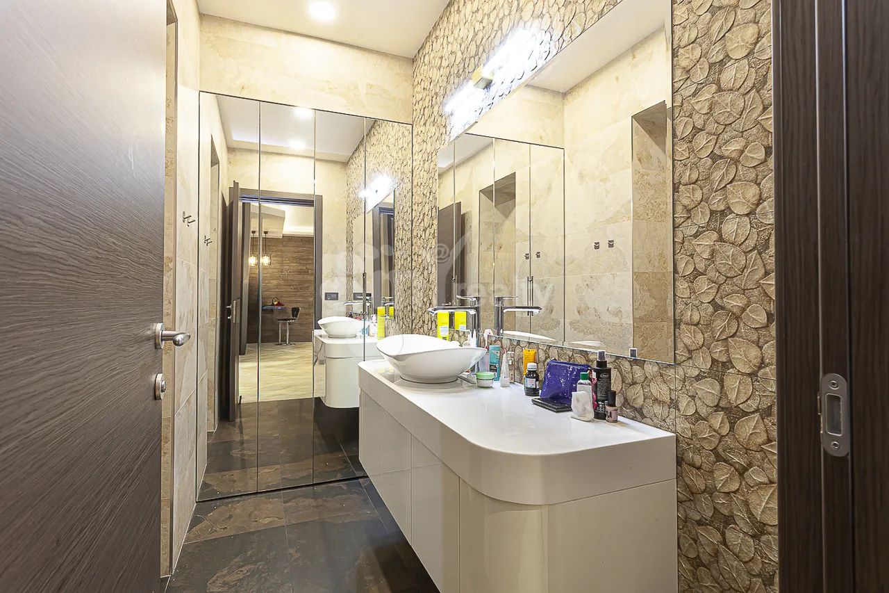 3 bedroom apartment for sale Aram St, Center Yerevan, 161991
