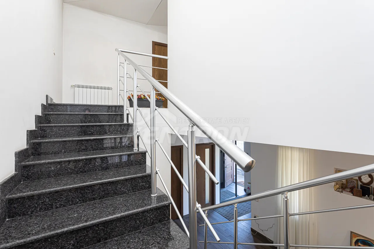 House for sale Lusinyants street, مرکز شهر ایروان, 157386