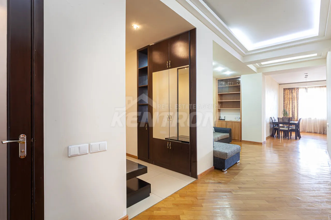 3 սենյականոց բնակարան  Ամիրյան փող, Կենտրոն Երևան, 158287