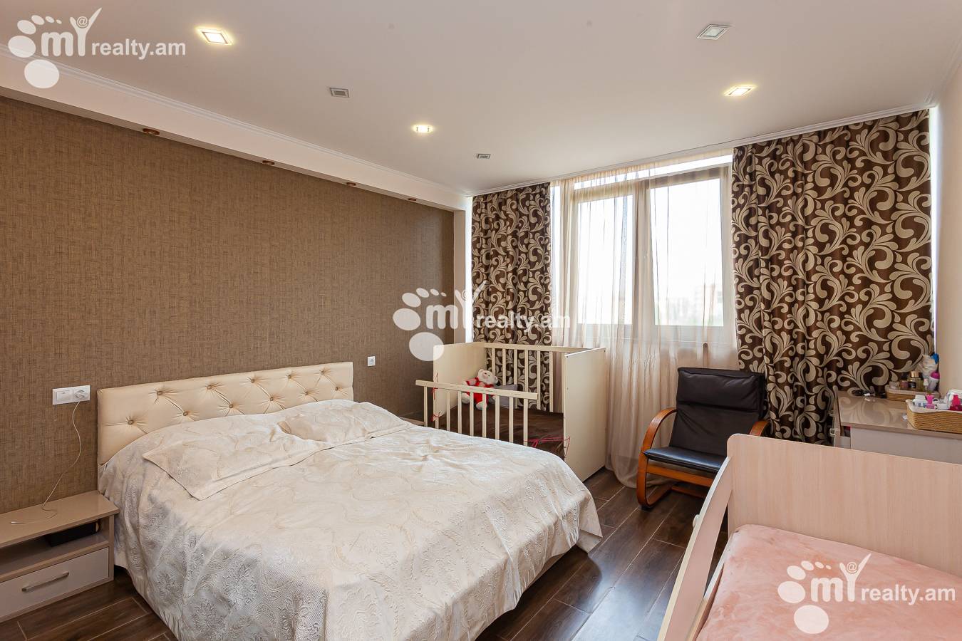 3 սենյականոց բնակարան  Ե. Քոչար փող, Կենտրոն Երևան, 143390