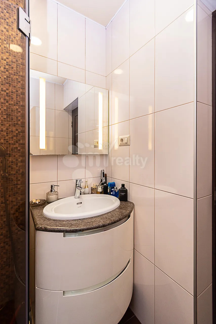 Купить 4 комнатную квартиру Адонц ул, Арабкир Ереван, 159530