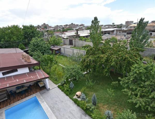 arandznatun-vacharq-Yerevan-Erebuni