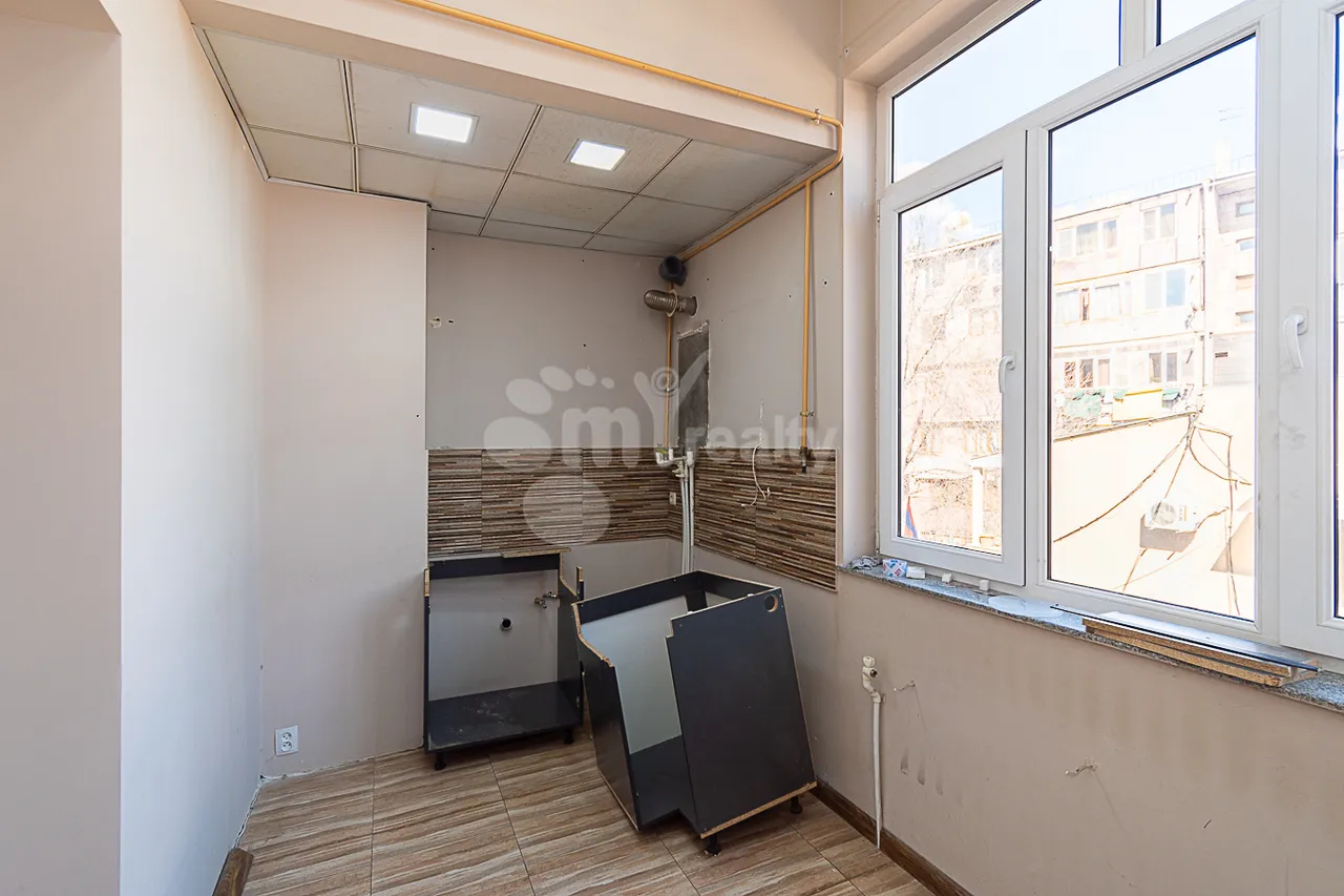 Купить 3 комнатную квартиру Паронян ул, Центр Ереван, 159744