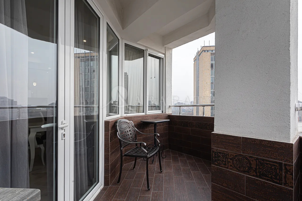 4 bedroom apartment for sale Frik St, Center Yerevan, 157946