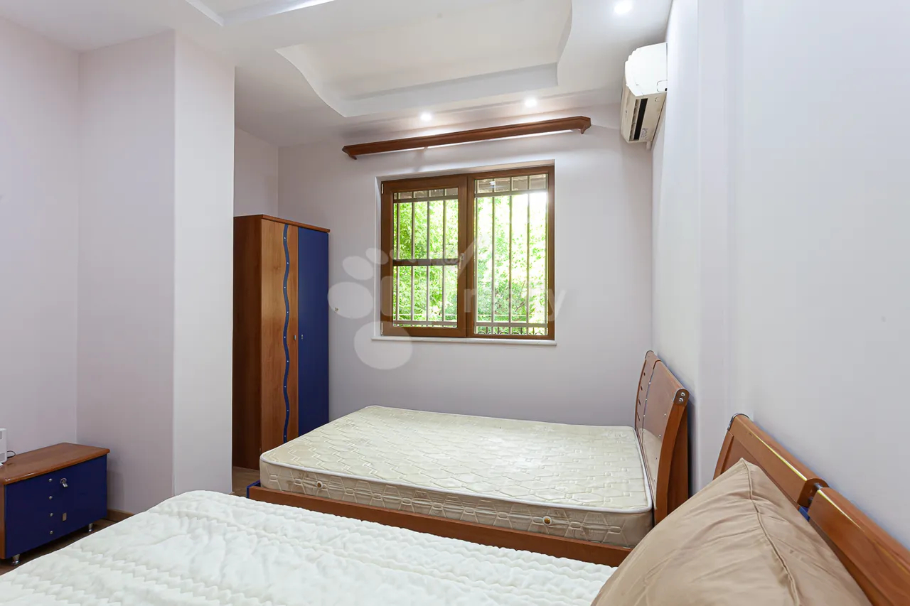 3 bedroom apartment for rent Abovyan St, Center Yerevan, 160742
