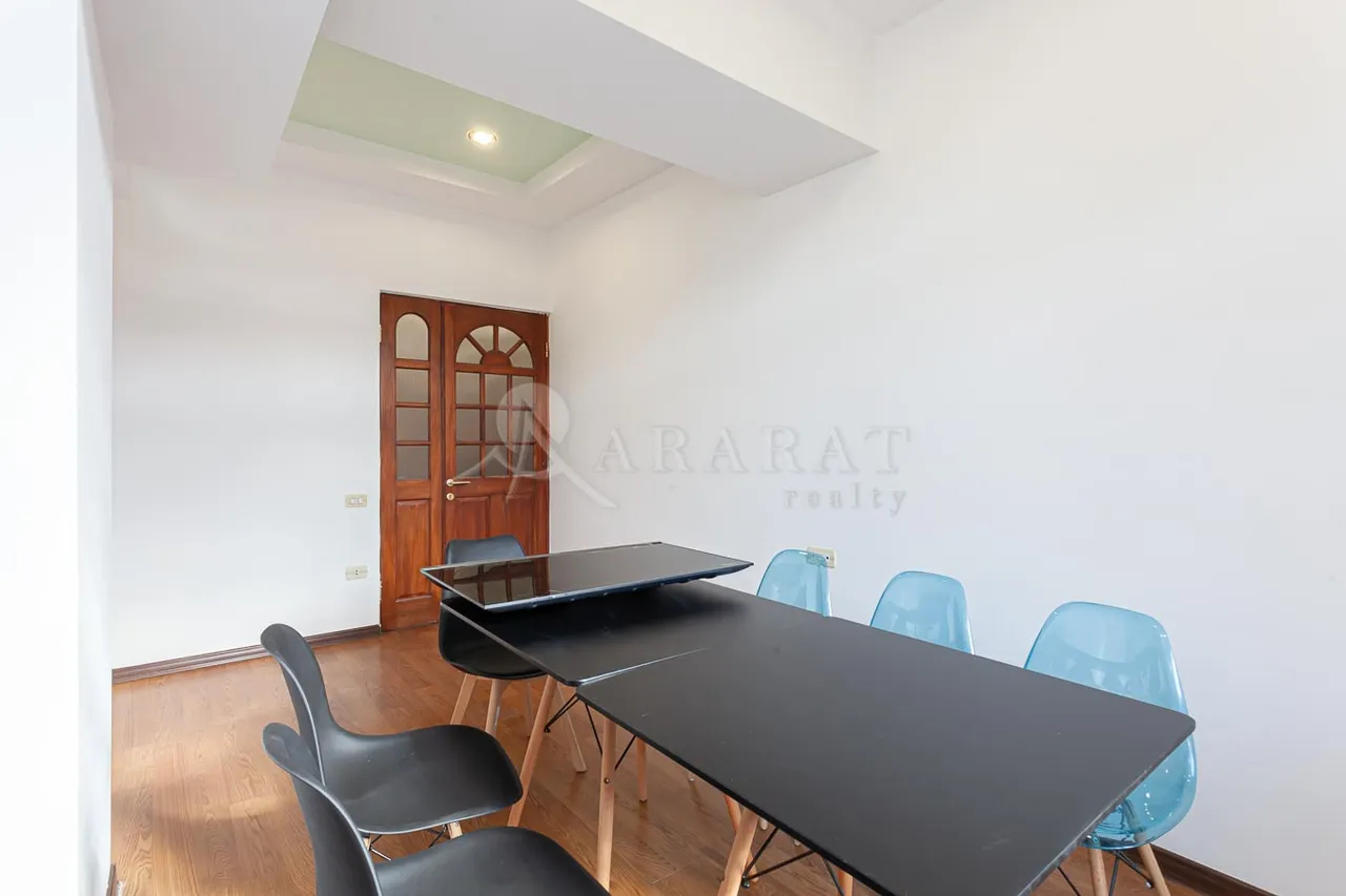 3 bedroom apartment for sale rue d'Abovyan, Center Yerevan, 157551