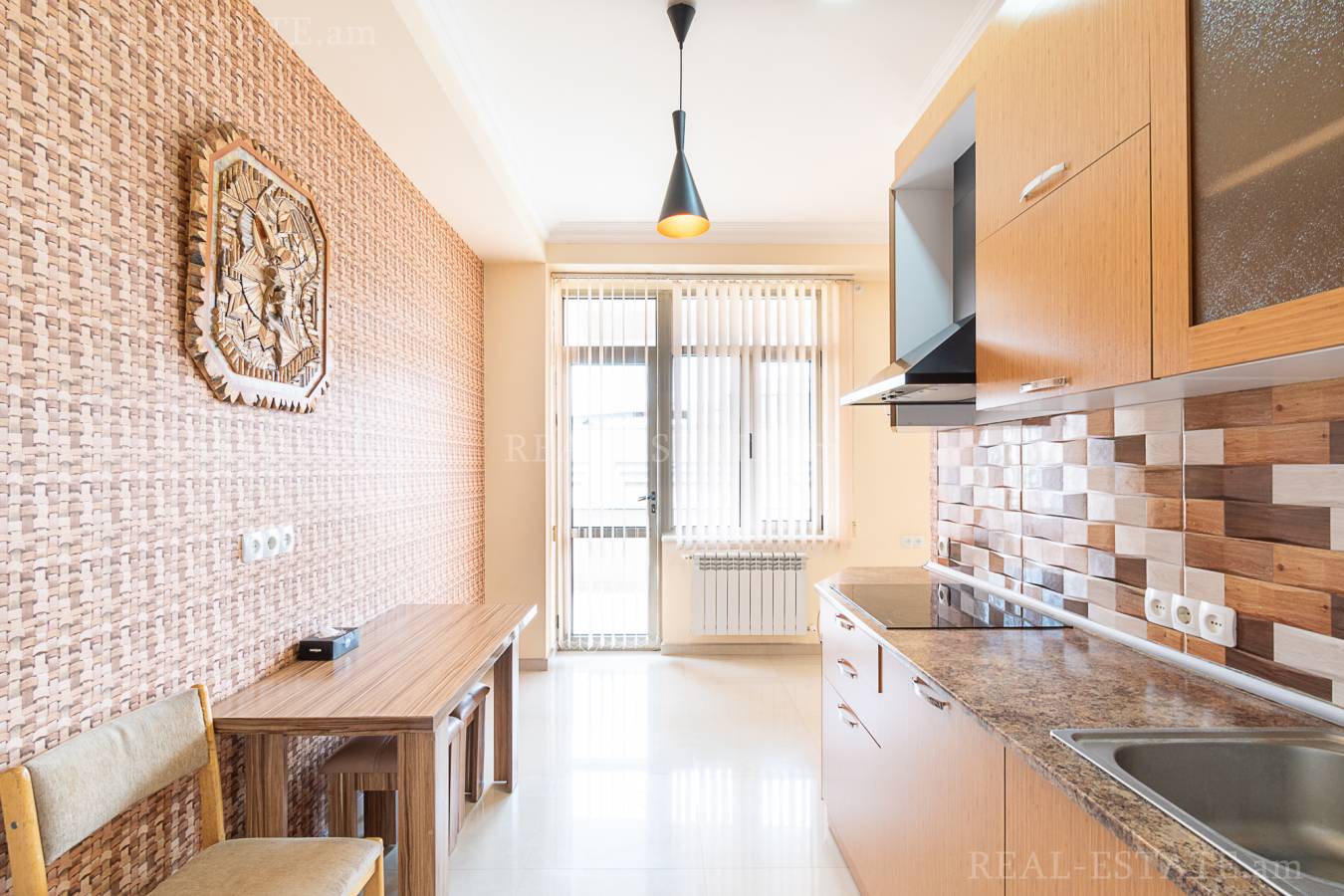 3 սենյականոց բնակարան  Ծիծեռնակաբերդի խճուղի, Կենտրոն Երևան, 124551