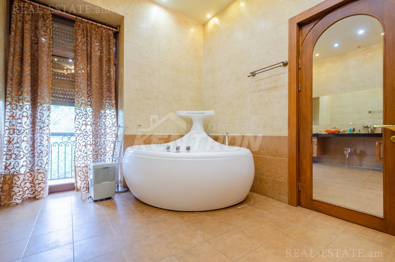4 bedroom apartment for sale rue d'Abovyan, Center Yerevan, 137151