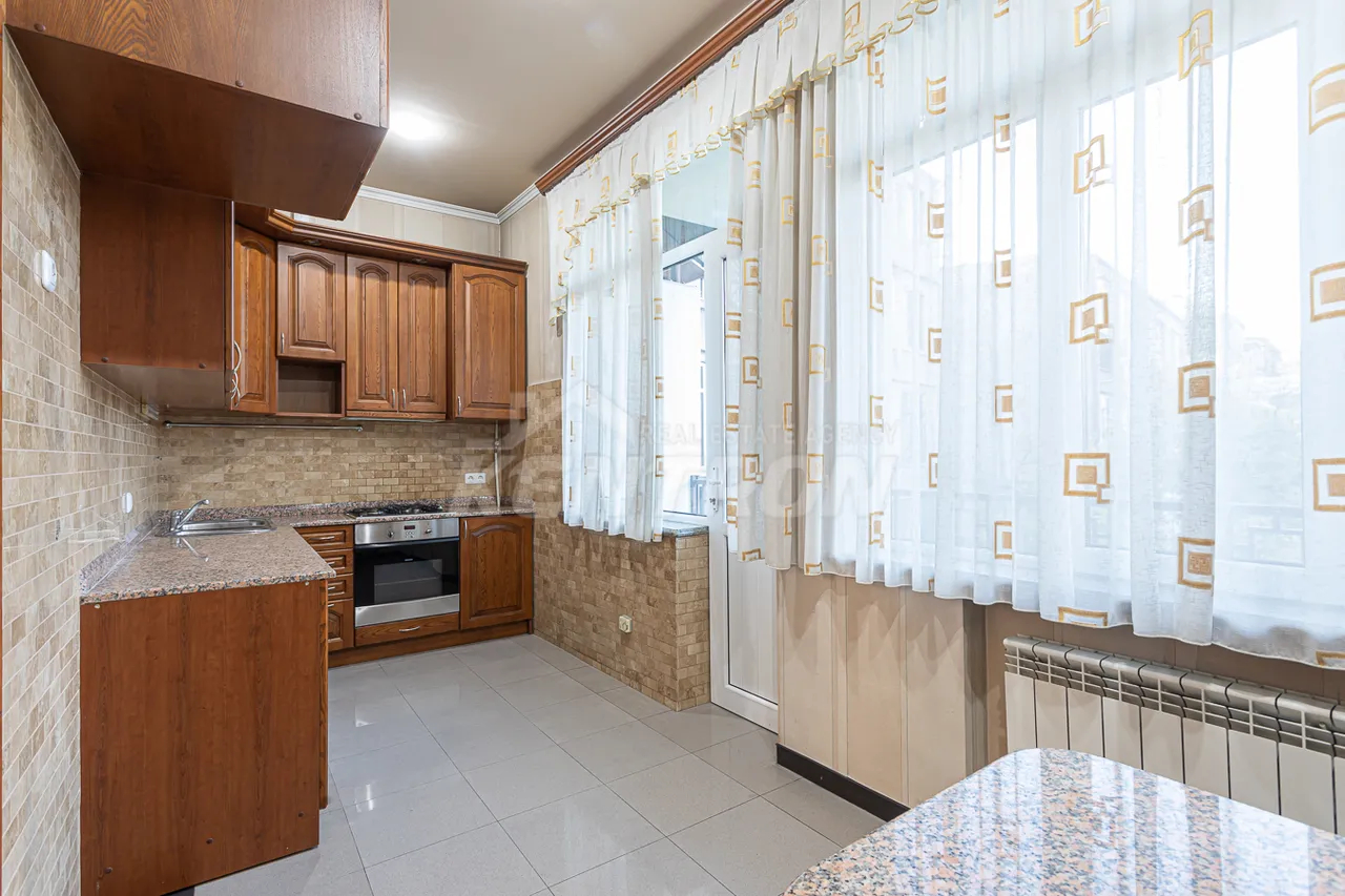 3 սենյականոց բնակարան  Աբովյան փող, Կենտրոն Երևան, 158367