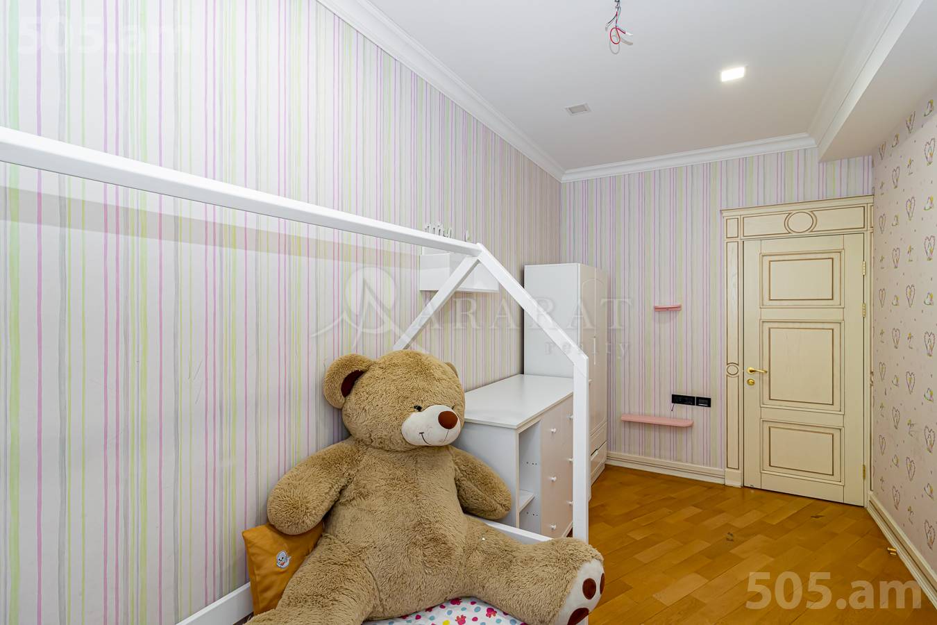 3 սենյականոց բնակարան  Ծիծեռնակաբերդի խճուղի, Կենտրոն Երևան, 153588