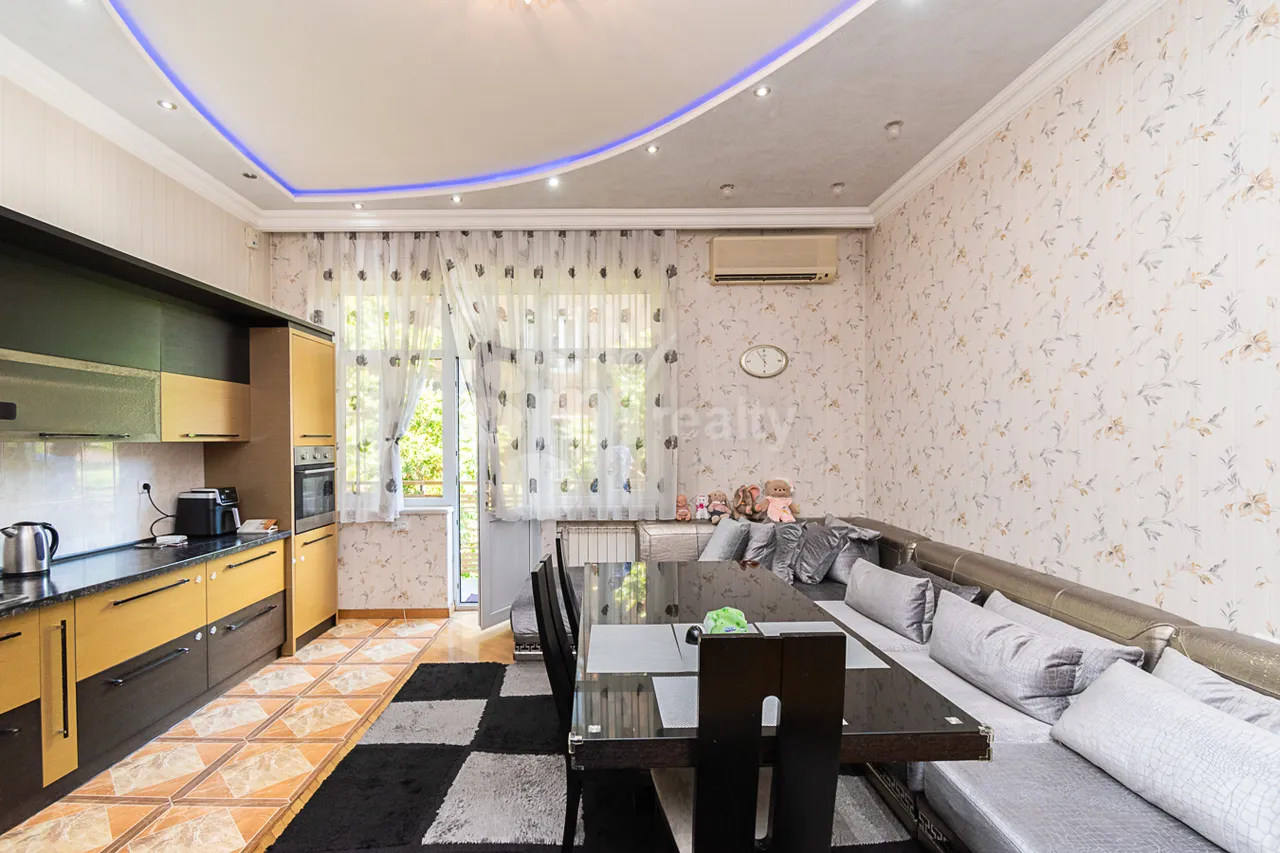 5 bedroom apartment for sale خیابان نعلبندیان, مرکز شهر ایروان, 160686