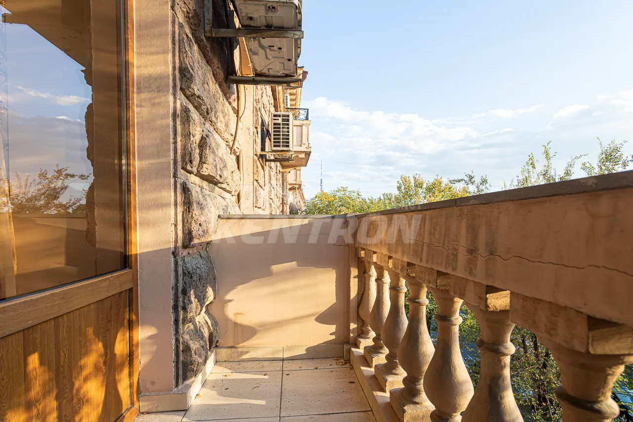 3 սենյականոց բնակարան  Աբովյան փող, Կենտրոն Երևան, 158367