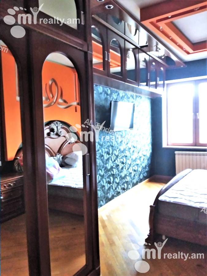 Купить 4 комнатную квартиру Саят-Нова пр, Центр Ереван, 125725