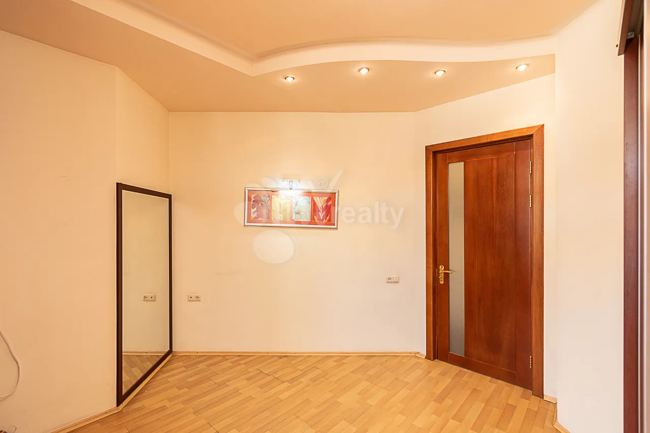 3 bedroom apartment for rent Sarmen St, Center Yerevan, 159736