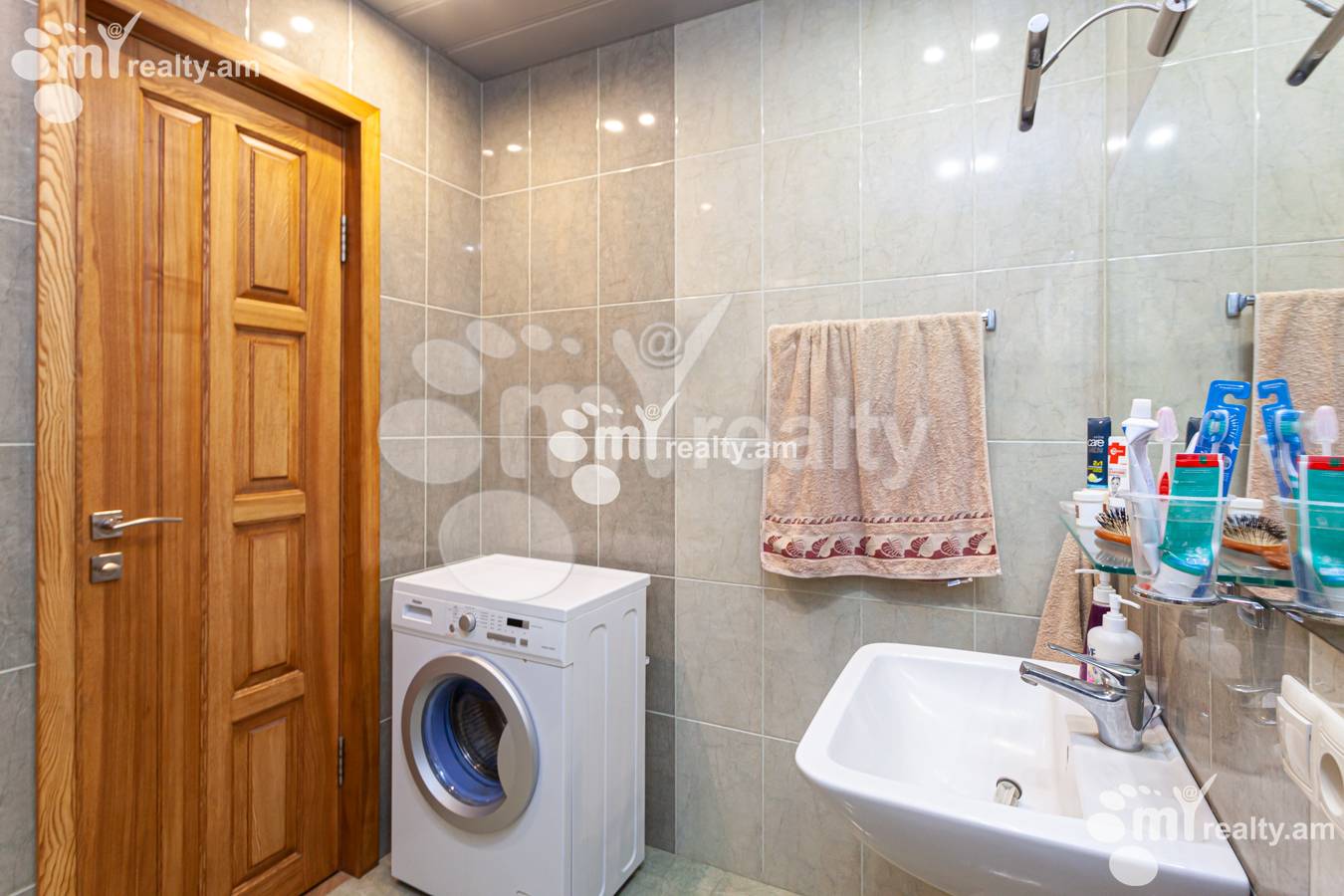 Снять 3 комнатную квартиру Мгер Мкртчян ул, Центр Ереван, 135041