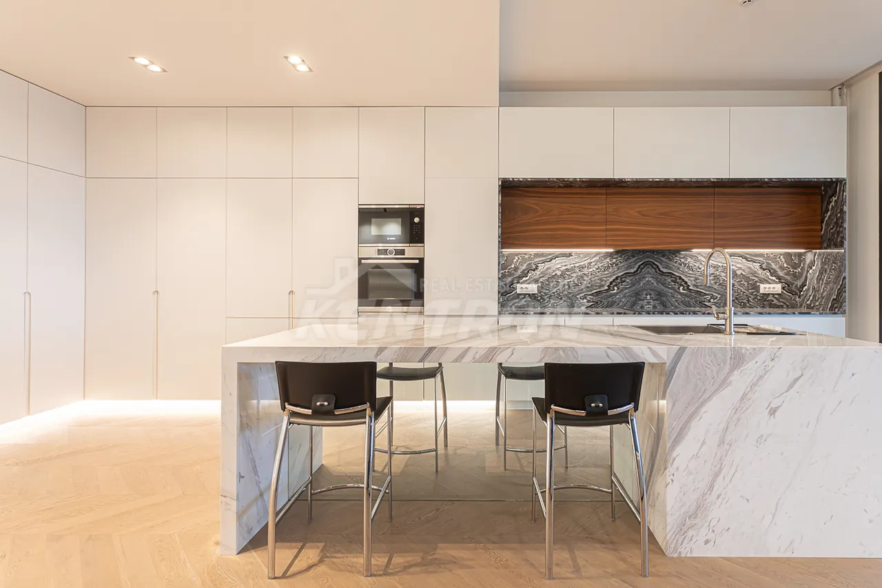 4 սենյականոց բնակարան  Պուշկինի փող, Կենտրոն Երևան, 157580