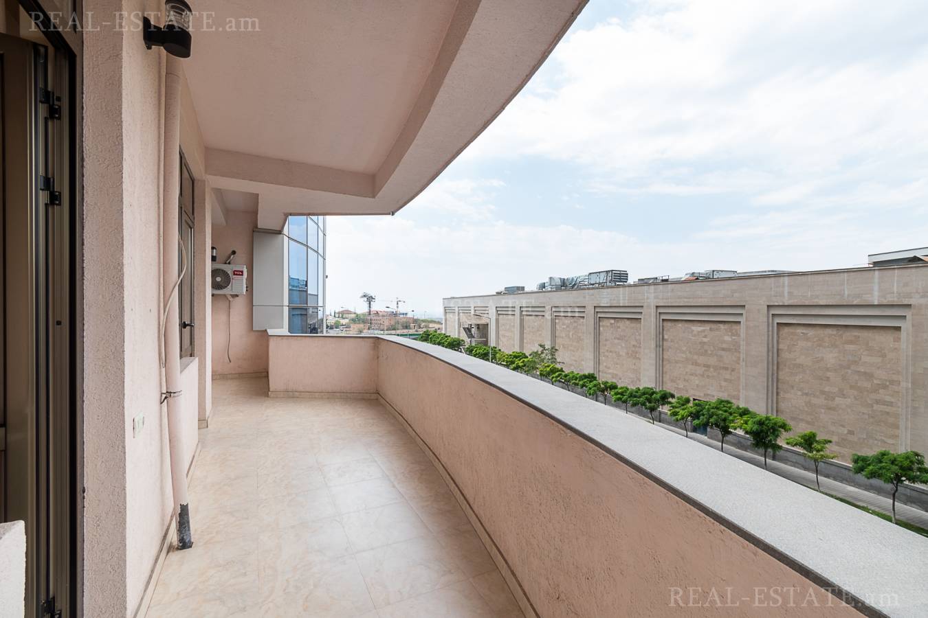 3 սենյականոց բնակարան  Ծիծեռնակաբերդի խճուղի, Կենտրոն Երևան, 124551