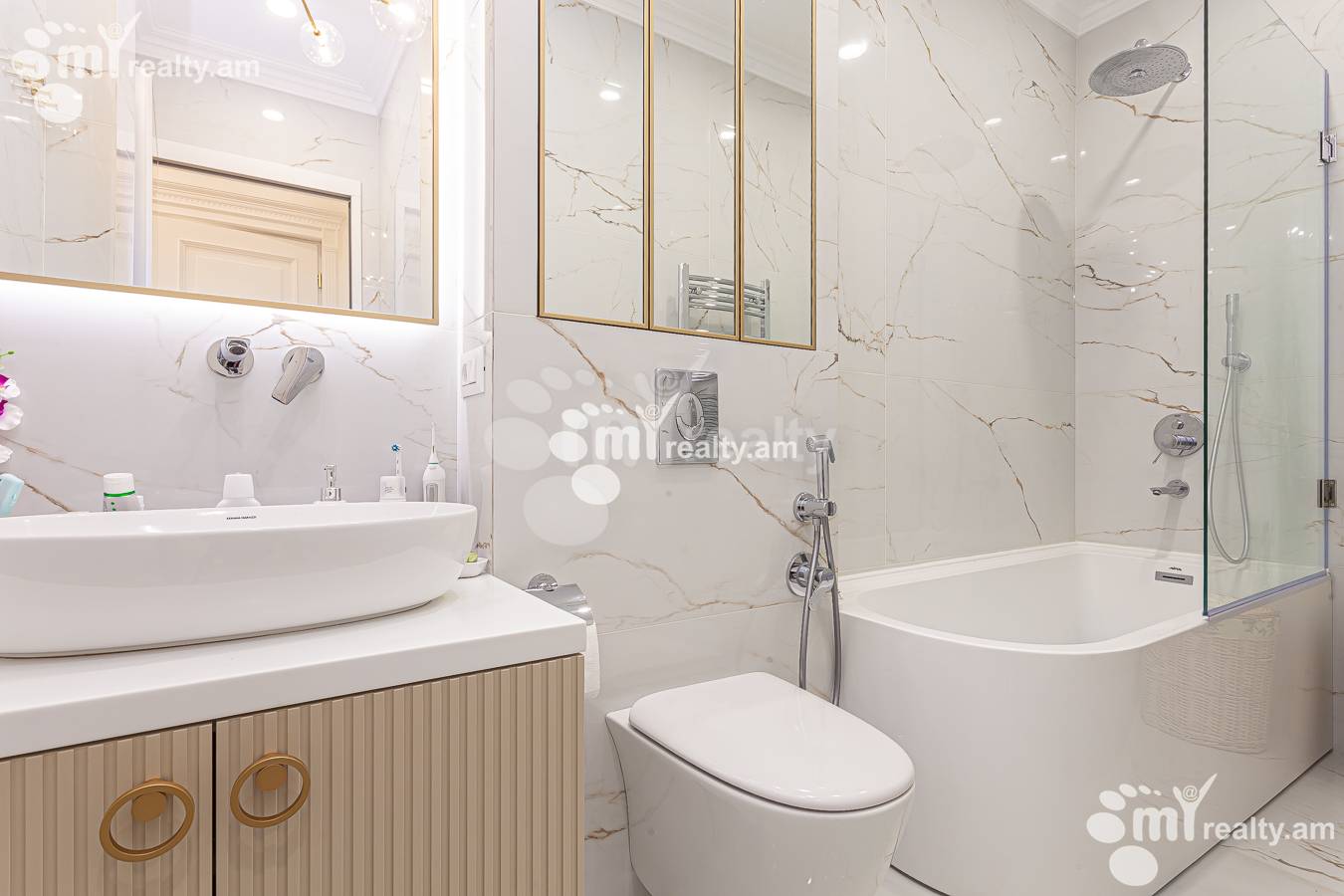 3 bedroom apartment for rent Aram St, Center Yerevan, 143996