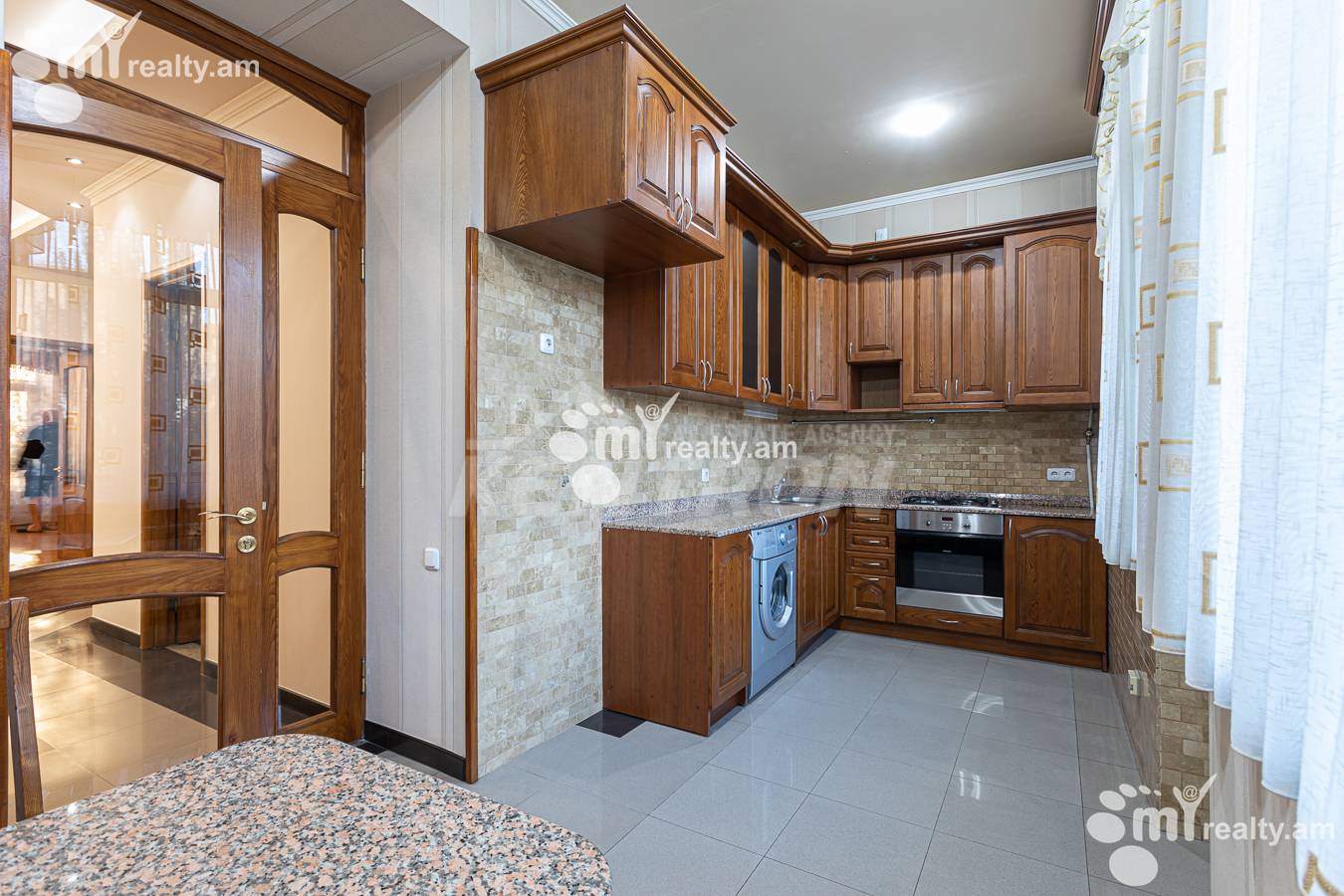 3 սենյականոց բնակարան  Աբովյան փող, Կենտրոն Երևան, 157095