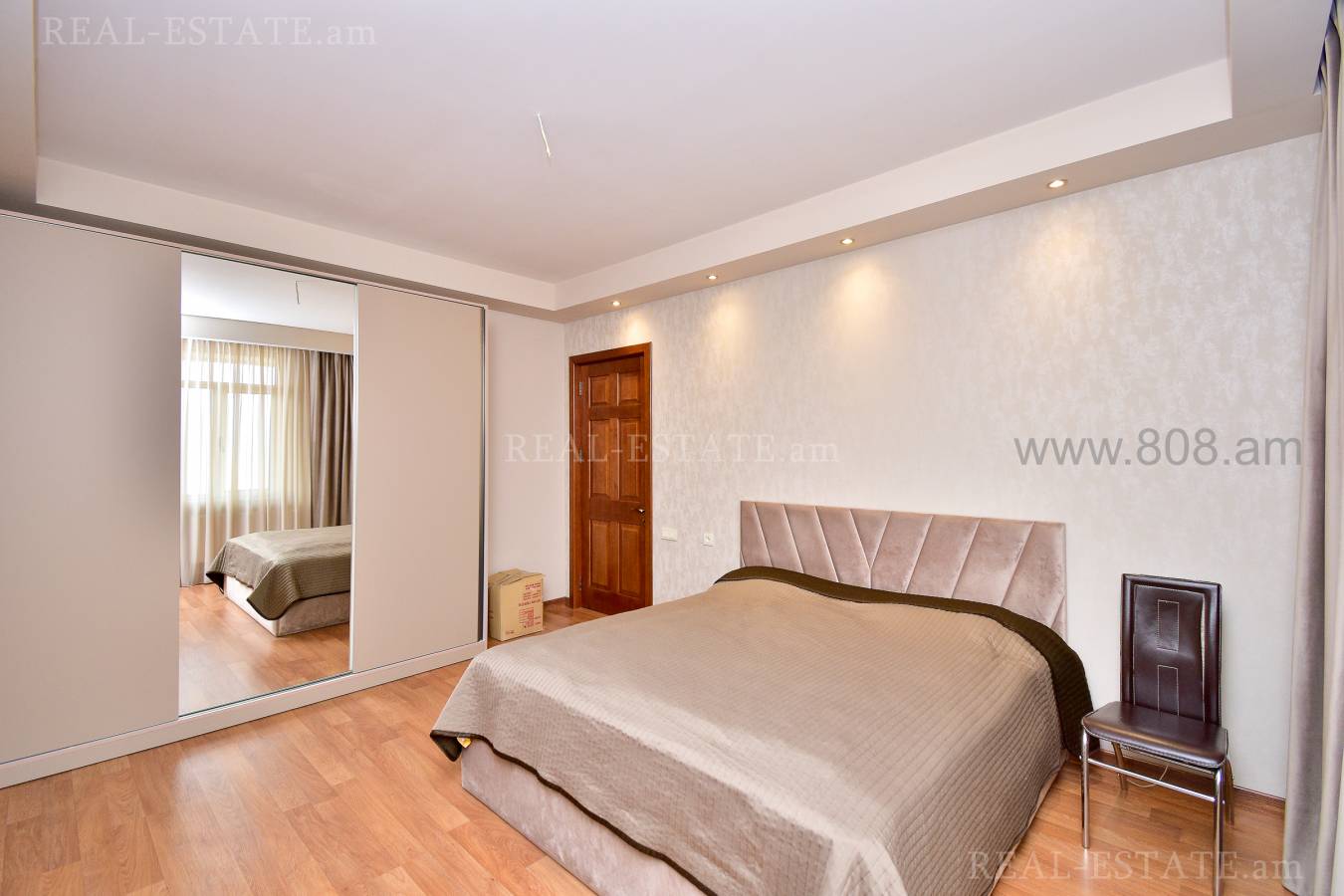 4 սենյականոց բնակարան  Ծիծեռնակաբերդի խճուղի, Կենտրոն Երևան, 126572