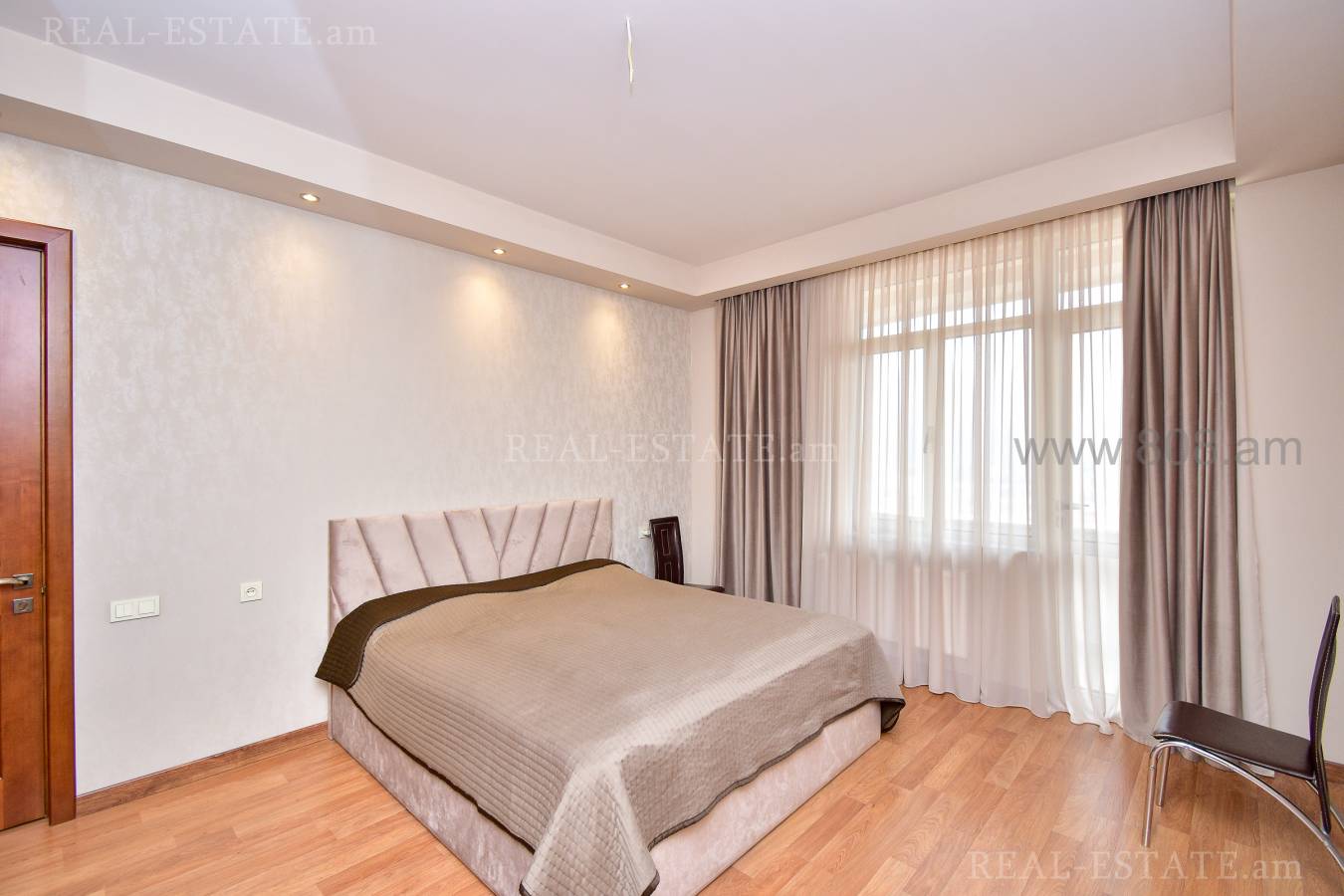 4 սենյականոց բնակարան  Ծիծեռնակաբերդի խճուղի, Կենտրոն Երևան, 126572