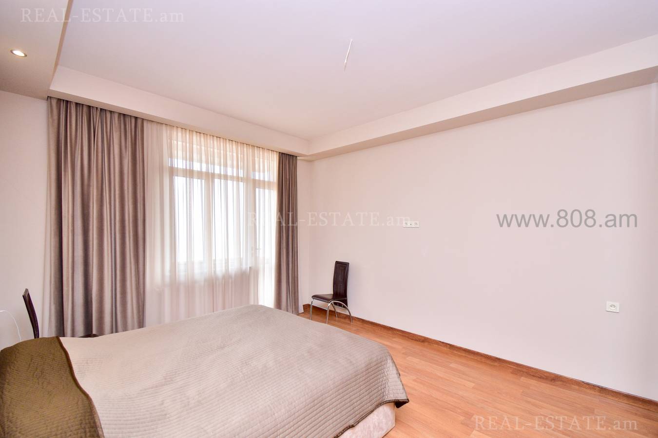 4 սենյականոց բնակարան  Ծիծեռնակաբերդի խճուղի, Կենտրոն Երևան, 126572