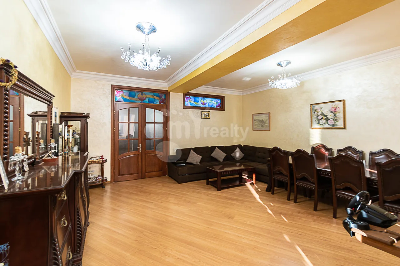 4 bedroom apartment for sale خیابان هین اِرِوانتسی, مرکز شهر ایروان, 159857