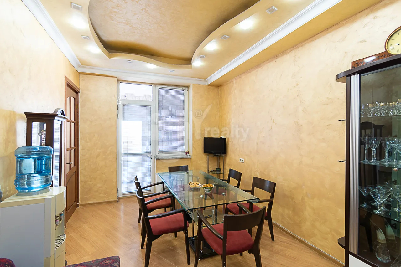 4 bedroom apartment for sale خیابان هین اِرِوانتسی, مرکز شهر ایروان, 159857