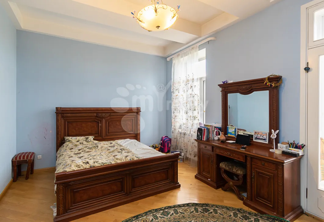 5 bedroom apartment for sale Zakyan St, Center Yerevan, 160371