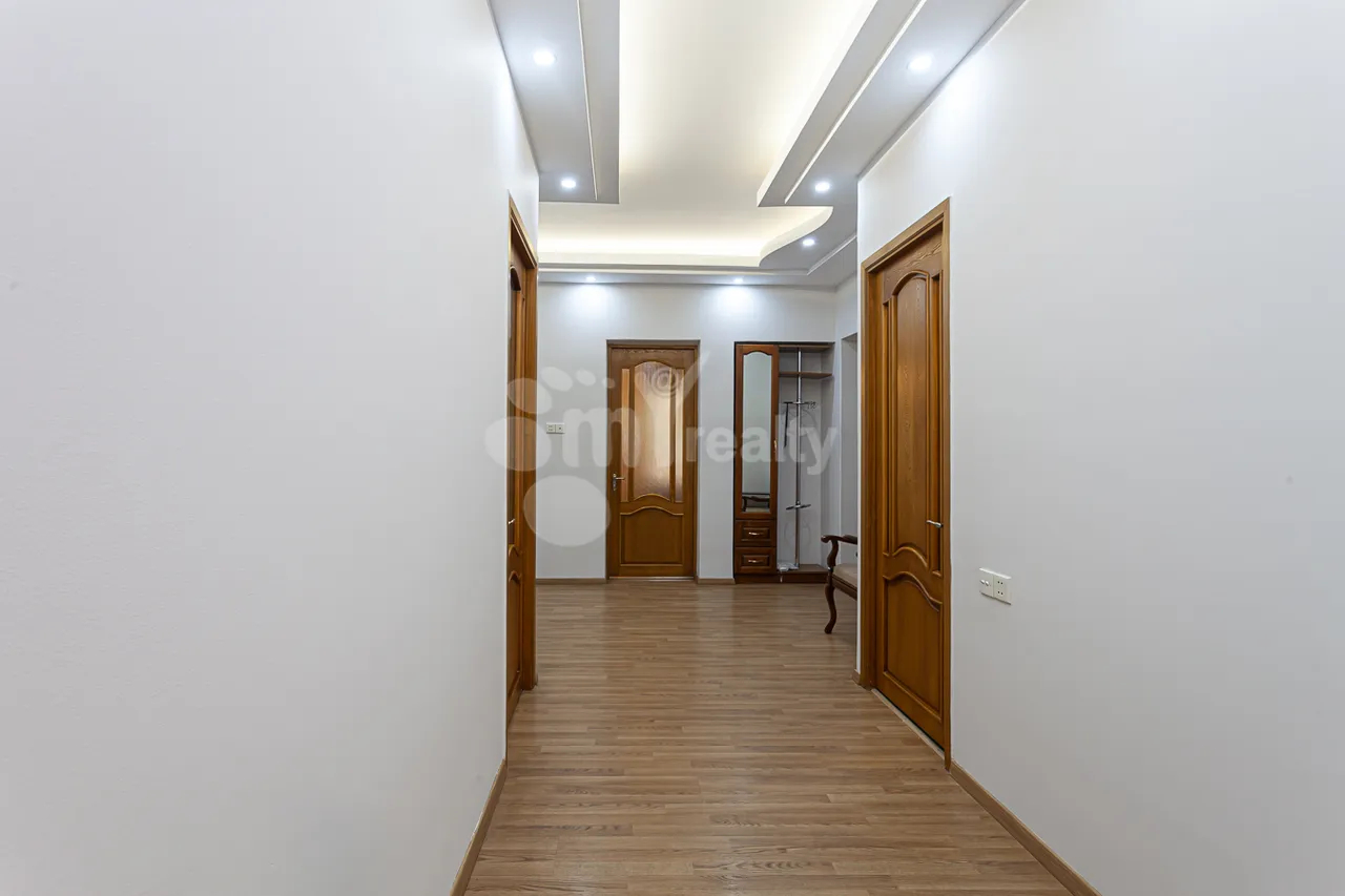 3 bedroom apartment for rent Abovyan St, Center Yerevan, 160742