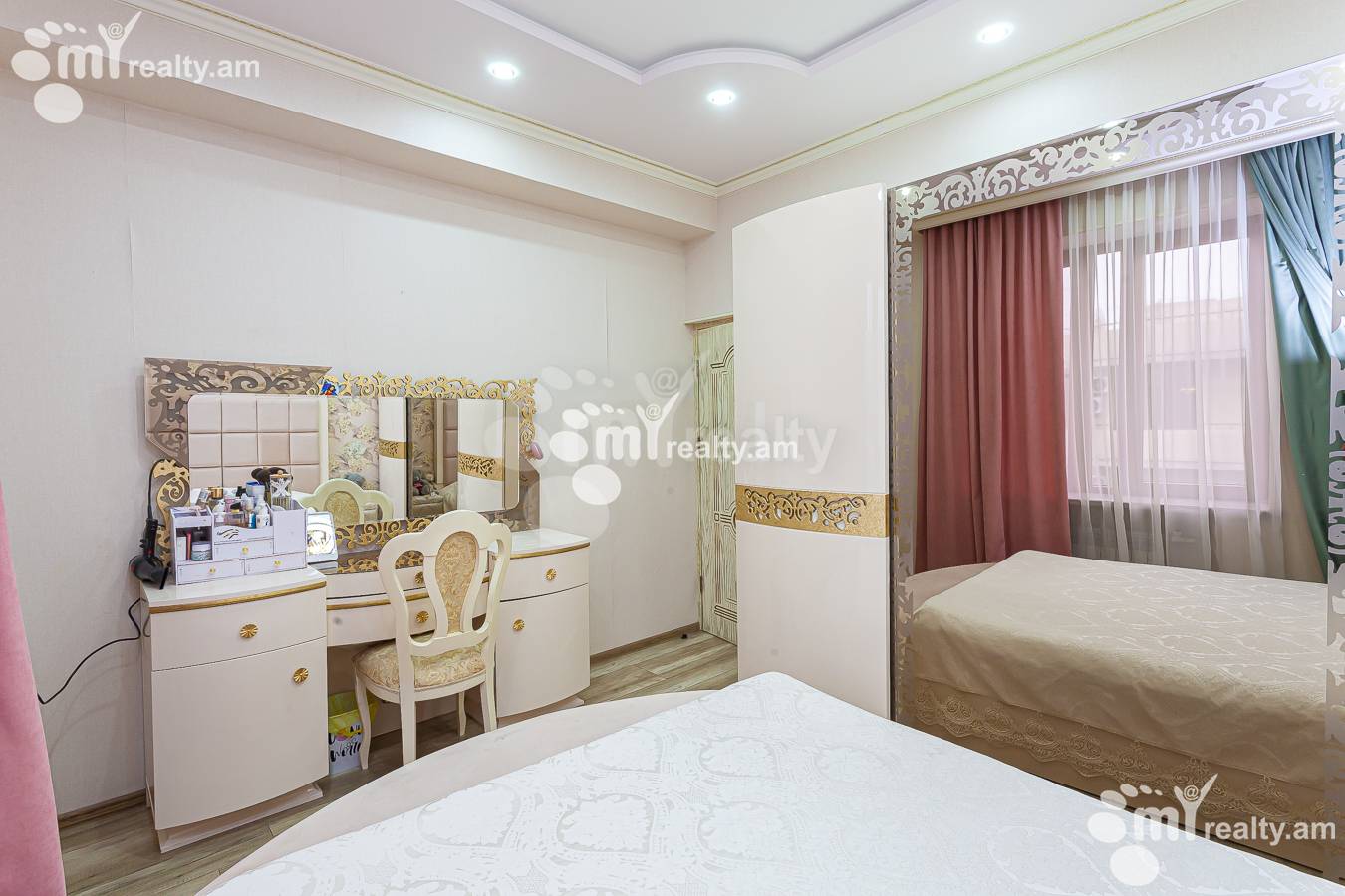 Купить 4 комнатную квартиру Аргишти ул, Центр Ереван, 143488