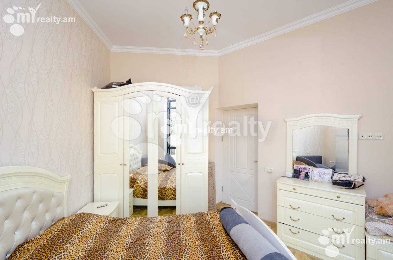 3 bedroom apartment for sale Charents St, Center Yerevan, 136763