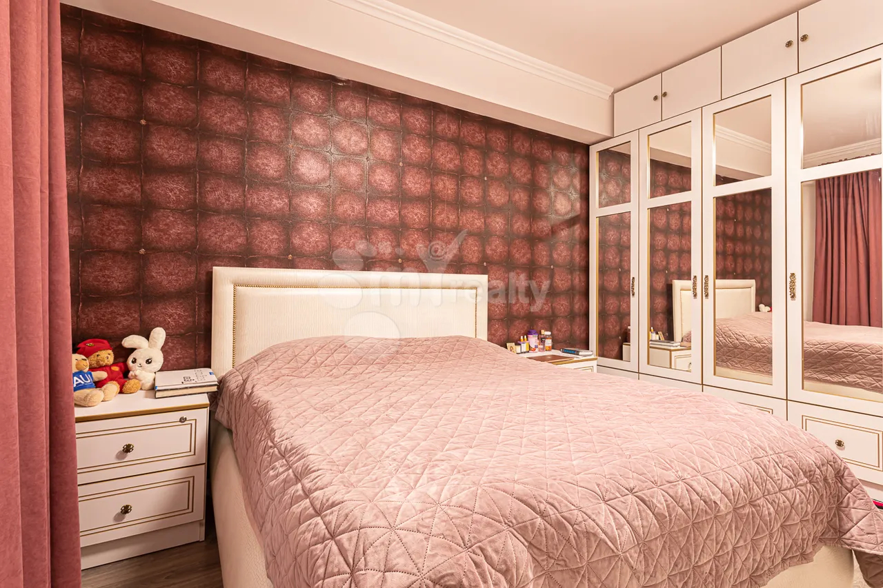 4 bedroom apartment for sale Frik St, Center Yerevan, 157947