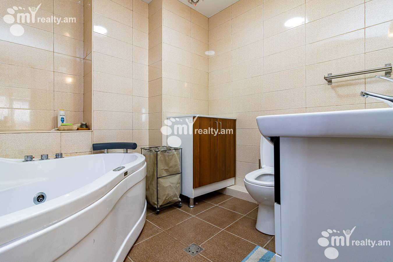 Снять 4 комнатную квартиру Давиташен 4 ый блок, Давташен Ереван, 153319