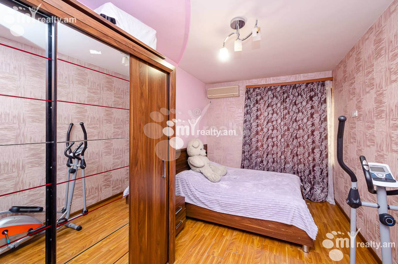 Купить 3 комнатную квартиру Тпагричнер ул, Центр Ереван, 150499