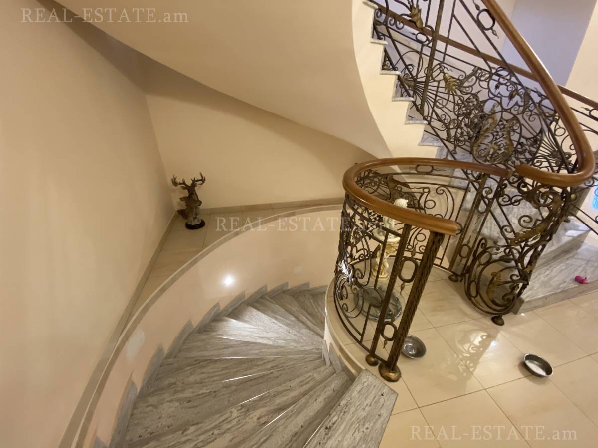 Купить дом Таиров ул., Центр Ереван, 118399