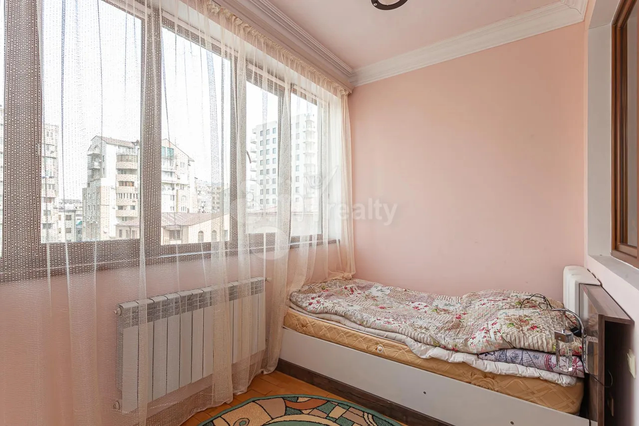 3 bedroom apartment for sale خیابان هامباردزومیان, عربگیر ایروان, 159978