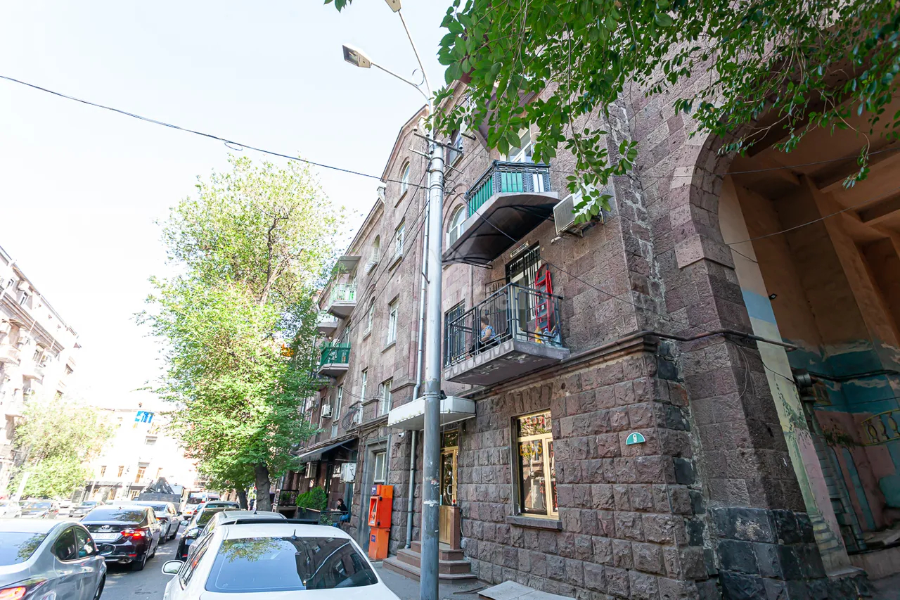 Купить 2 комнатную квартиру Паронян ул, Центр Ереван, 159515