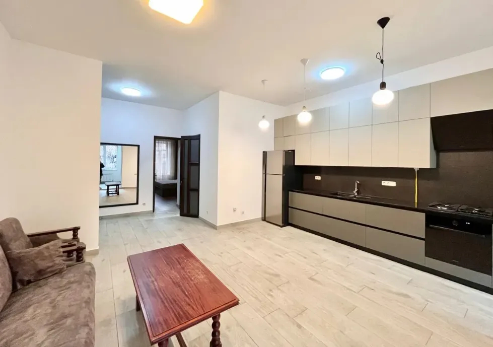 varcov-bnakaran/3-senyakanoc/Charents+St/Center/Yerevan