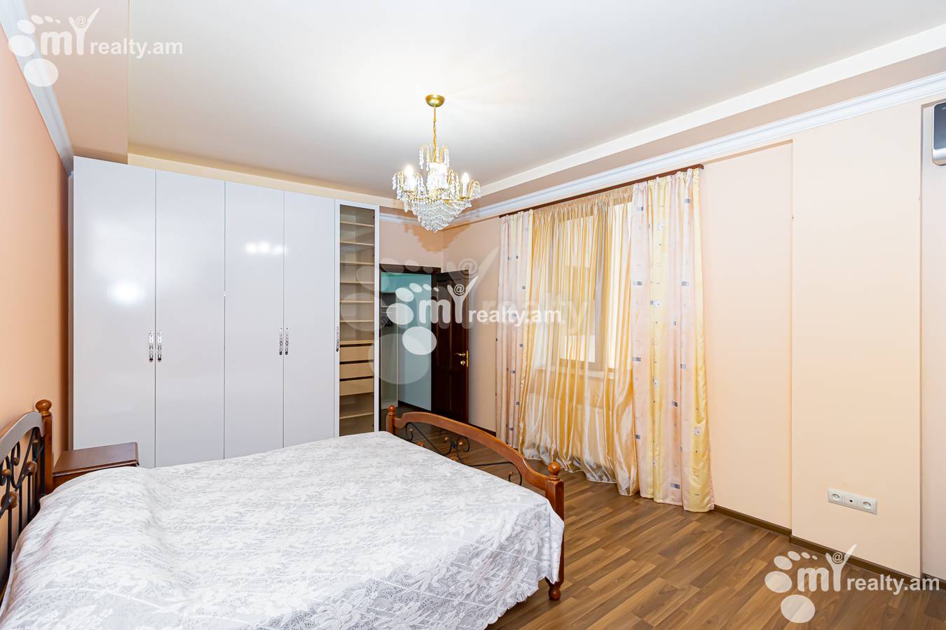 Купить 4 комнатную квартиру Арам ул, Центр Ереван, 154644