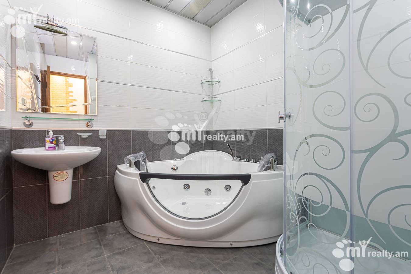 3 սենյականոց բնակարան  Աբովյան փող, Կենտրոն Երևան, 157094