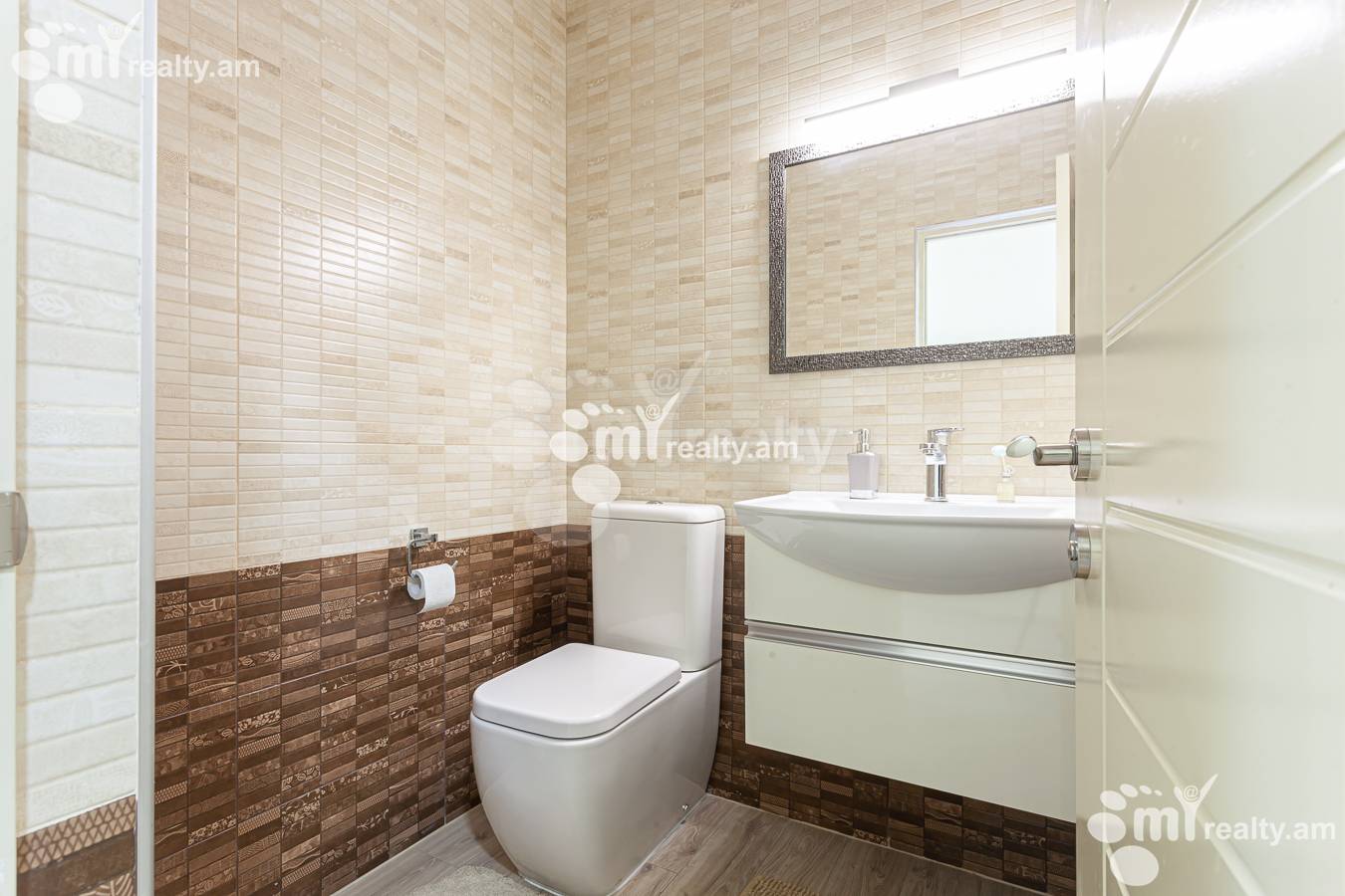 3 bedroom apartment for rent Amiryan St, Center Yerevan, 155460