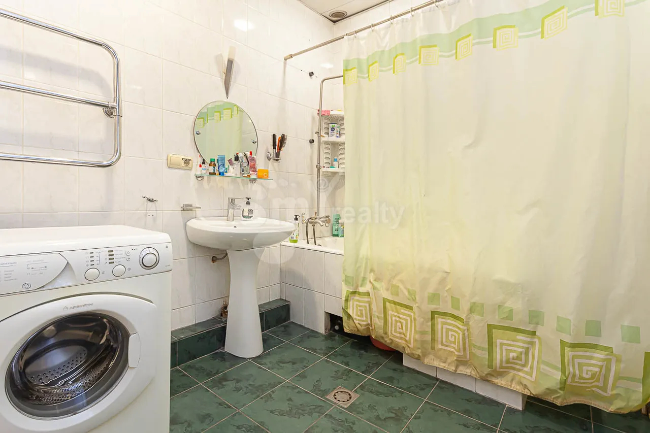 4 bedroom apartment for sale خیابان زاروبیان, مرکز شهر ایروان, 159861