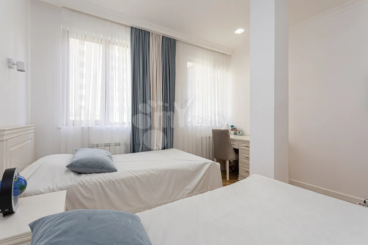 3 bedroom apartment for sale Saryan St, Center Yerevan, 157564