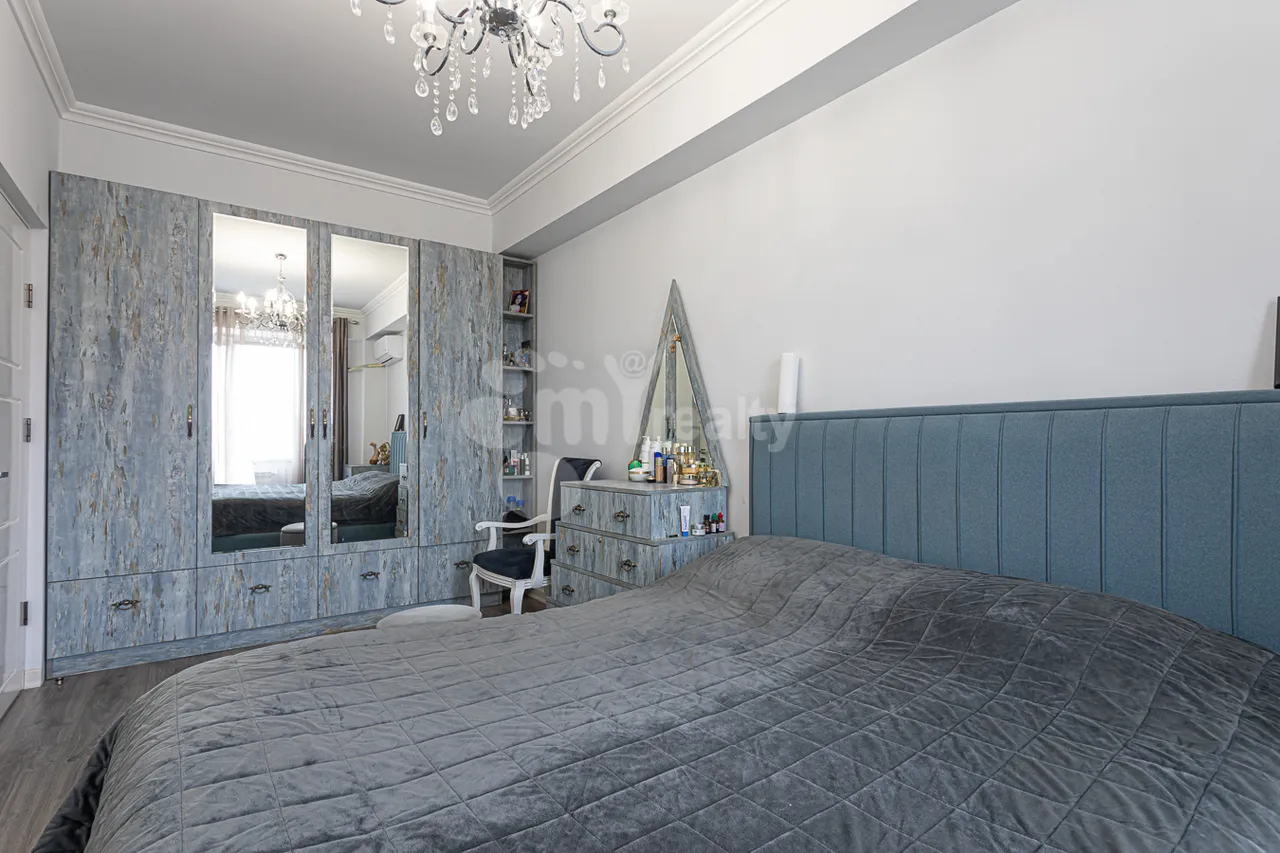 4 bedroom apartment for sale Frik St, Center Yerevan, 157947