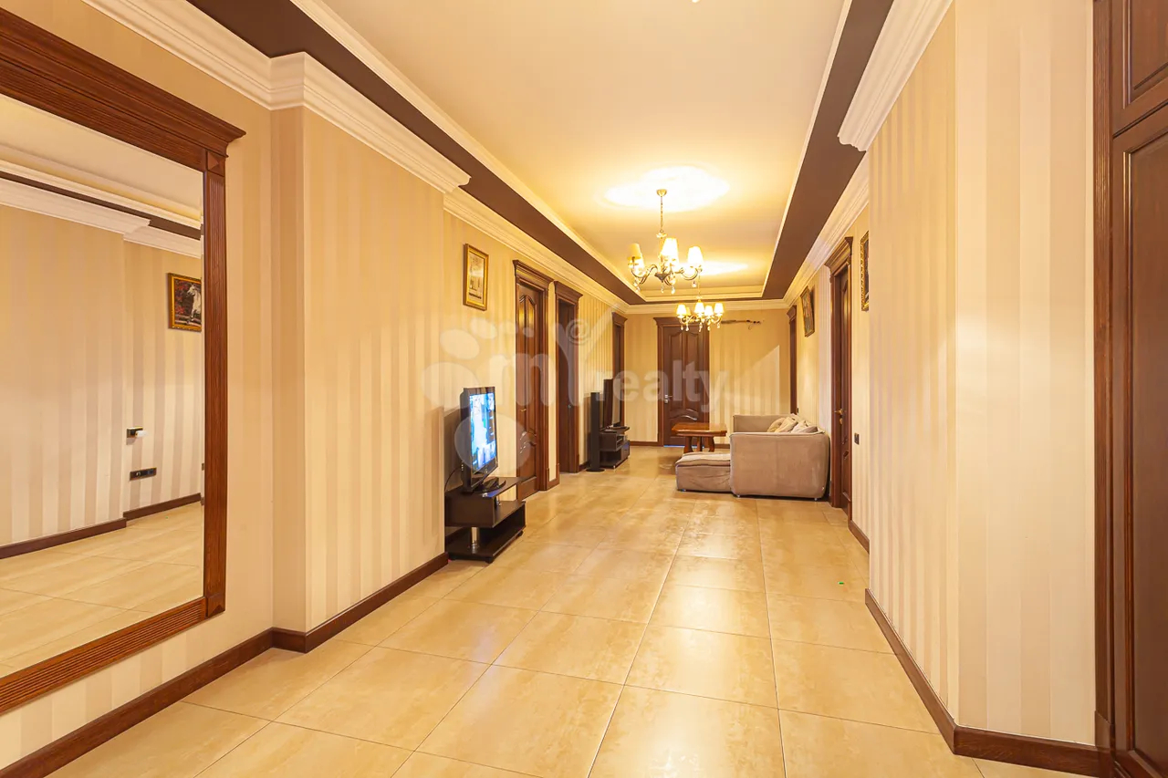4 bedroom apartment for rent Vardanants St, Center Yerevan, 161364
