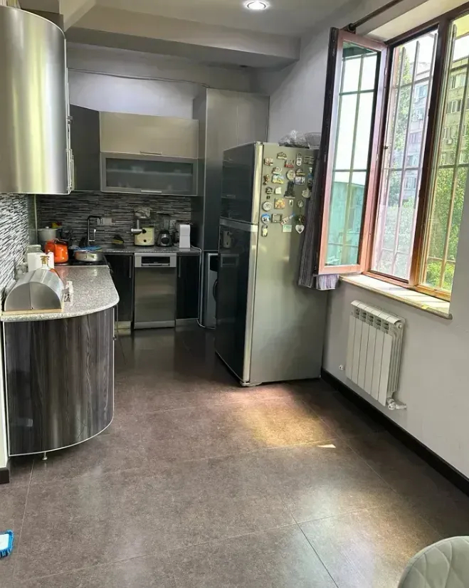 4 սենյականոց բնակարան  Մաշտոցի պող, Կենտրոն Երևան, 161807