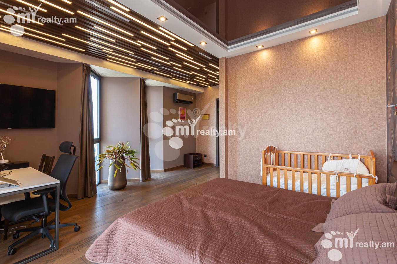 Купить 5 комнатную квартиру Вардананц ул, Центр Ереван, 152171