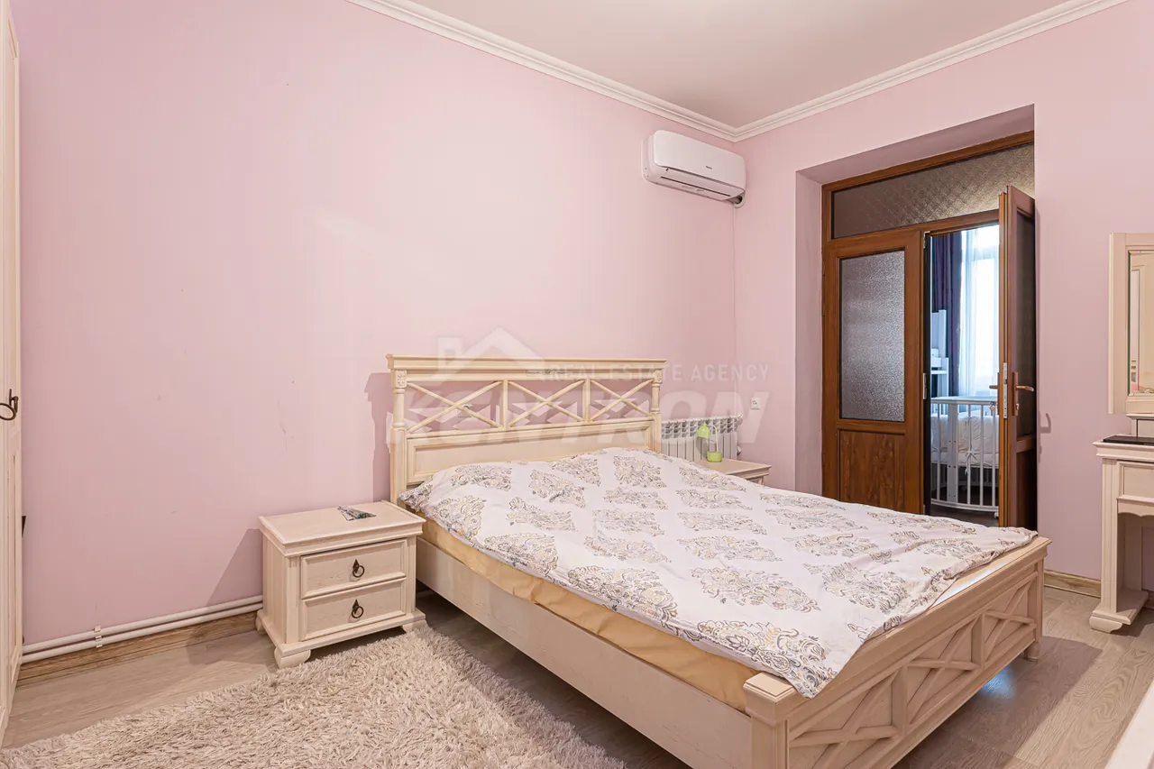 2 bedroom apartment for sale Hanrapetutyan St, Center Yerevan, 158020