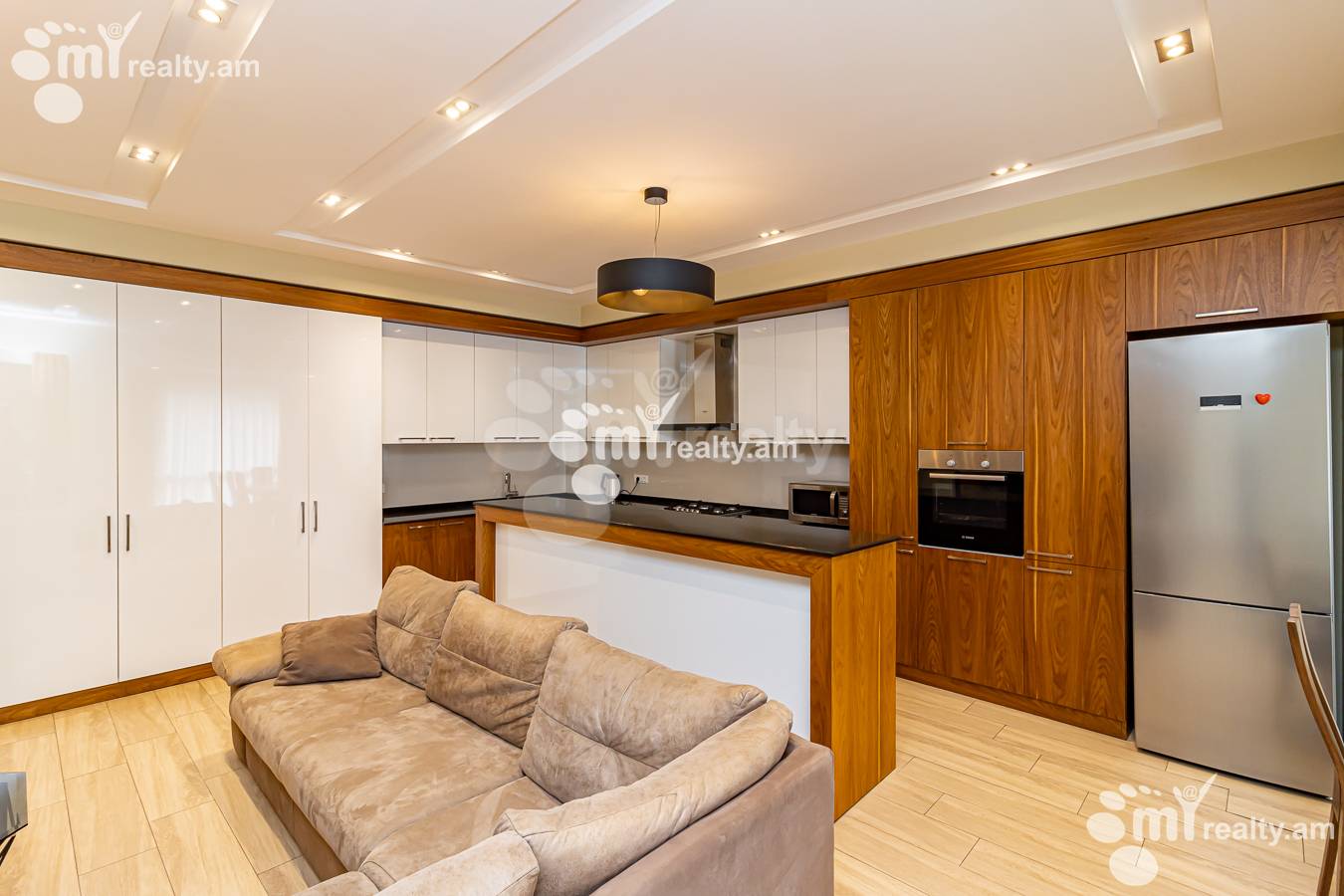 3 սենյականոց բնակարան  Հանրապետության փող, Կենտրոն Երևան, 143019